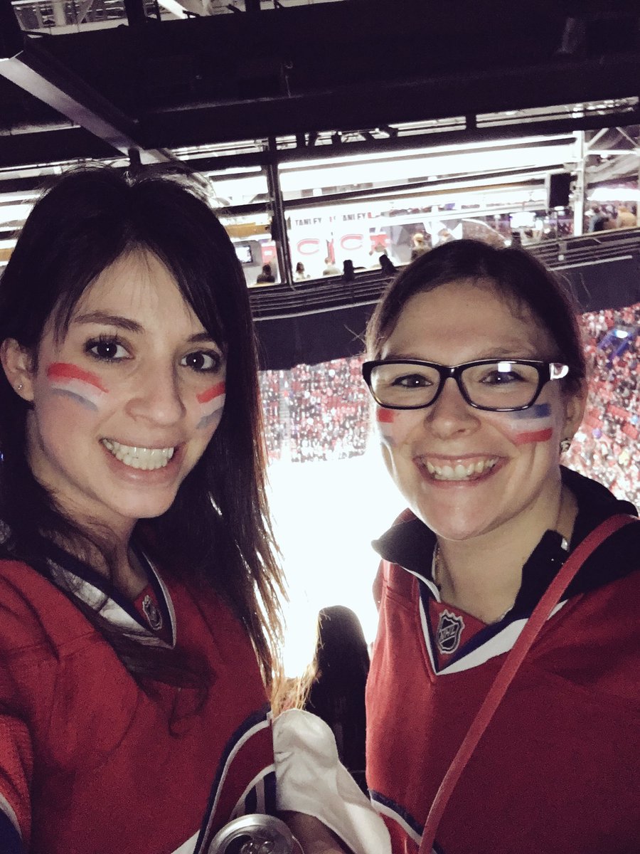 Kitcatou's tweet photo. En mode séries avec @Alexe_Giguere 🔵⚪️🔴 #gohabsgo #habselfie #stanleycup https://t.co/sC4y4KGlt0