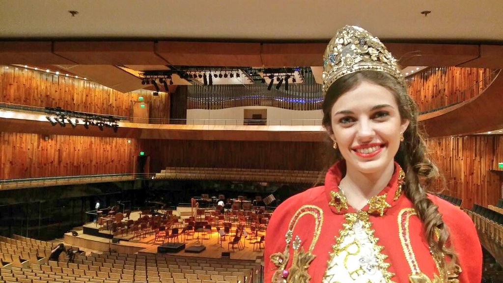 Ls Reina Nacional de la Vendimia promociona Mendoza y su oferta turística, previo  al concierto de la Filarmónica en el @elCCKoficial