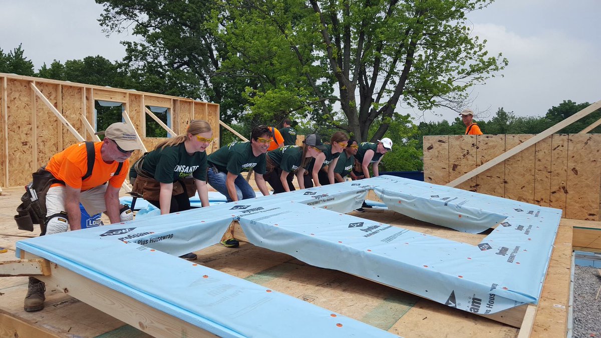 HFHStCharles's tweet photo. Today is Volunteer Recognition Day! Thanks to all those who dedicate their time to help others. Your commitment to our mission is inspiring! https://t.co/pemj8UiH54