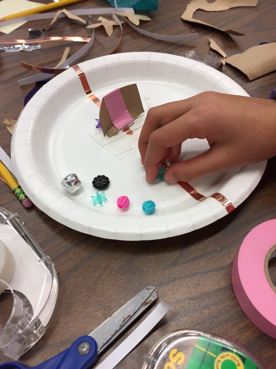 CorinneTakara's tweet image. Thanks @sunnyvalelib for opportunity to lead #makeher Paper Plate Pachinko #STEAM wkshp! It was a blast!:bit.ly/2p14AlT @makeymakey