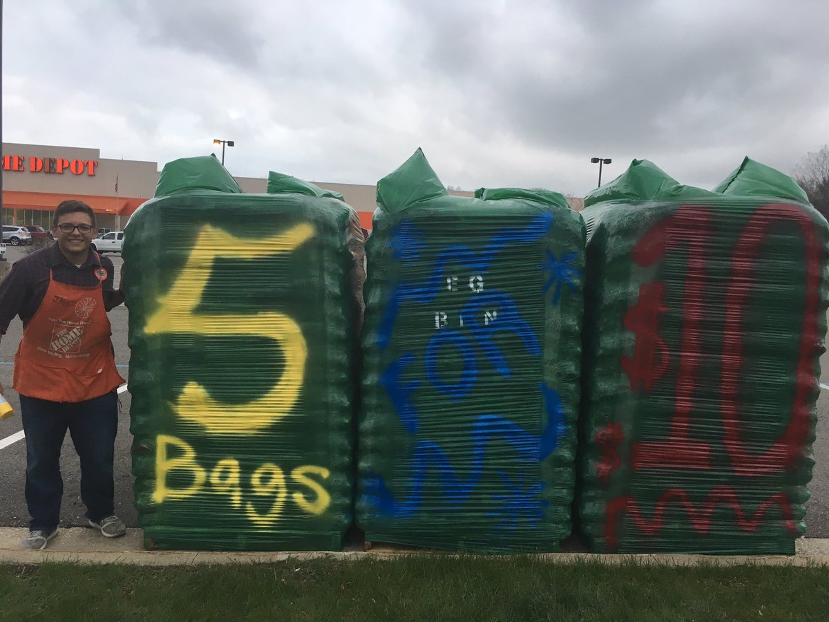 KennyB1080's tweet photo. Making sure all of Alpine knows about our Great Mulch deal!! Awesome job @JaredFeyer #5for10 #shoutingvalue #paintskills https://t.co/GpXmfxslyo