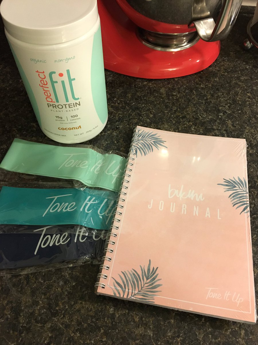 Im_LadyMalone's tweet photo. Gearing up for #TIUBIKINISERIES 👙🌴 @ToneItUp @KarenaKatrina 💃🏻🍾 https://t.co/m6ksJon1PK