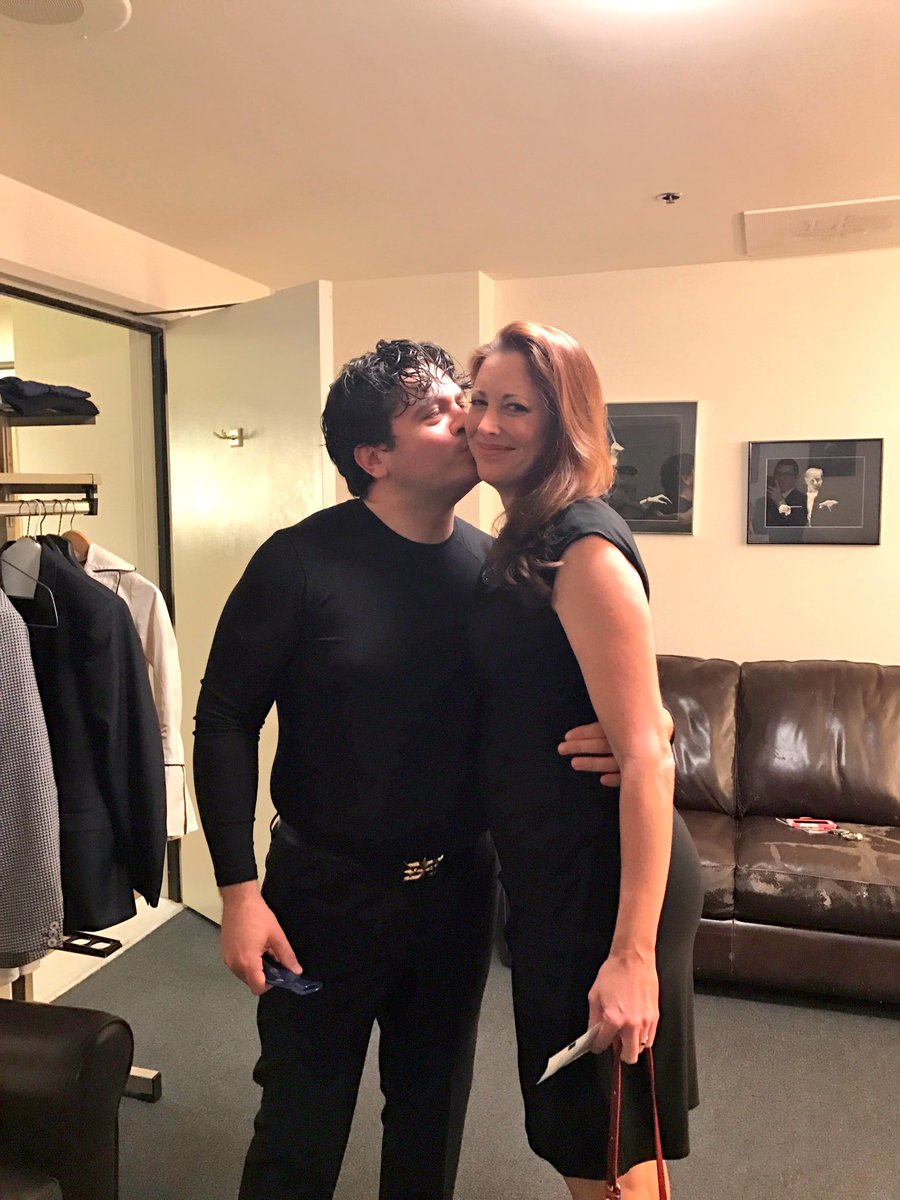CristiMacelaru's tweet photo. My favorite mid-concert visitor π#IntermissionPost https://t.co/tJDxppQnXR