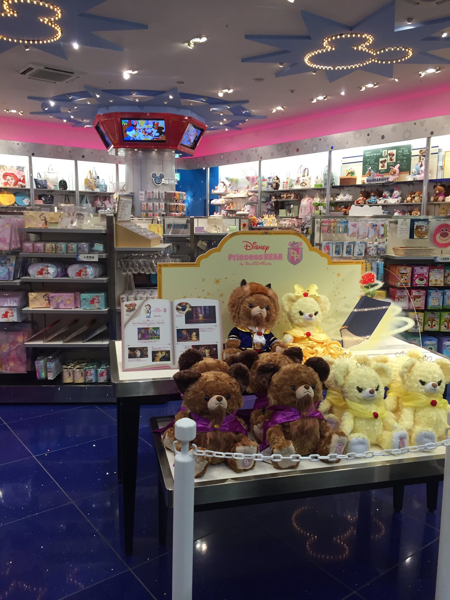 Twitter 上的 Disney すき 全部で240こぐらい入荷したみたいです まだありますよー 購入者同士のトラブルがあったみたいでスタッフさんが中に入ってましたが無事に終わったようです ユニベア 美女と野獣 ディズニーストア レイクタウン Unibearsity