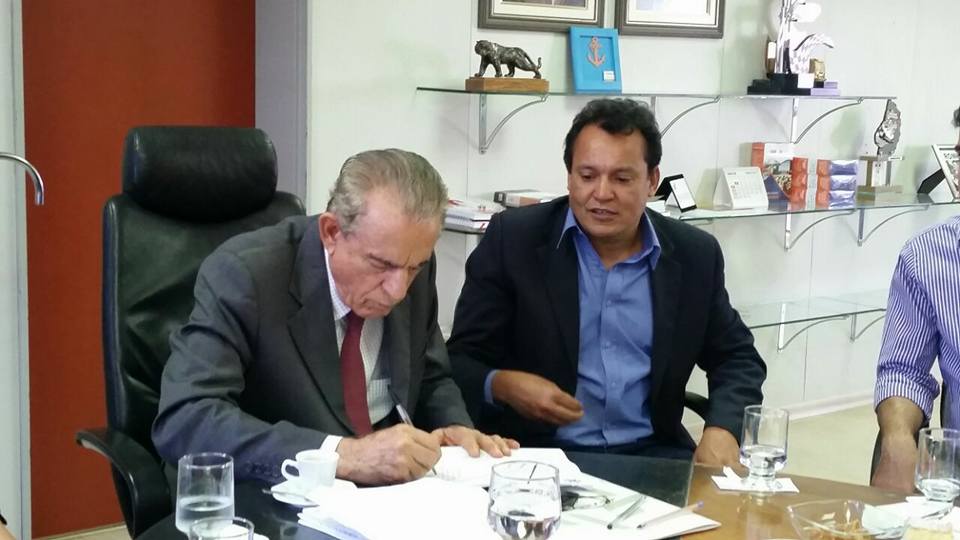 FelizbertoRT's tweet photo. @IrisRezendeM assinando a minuta do decreto que regulamenta a UBER no município de Goiânia.
#SMT
#TrânsitoGoiânia https://t.co/rJCjoLT5qV