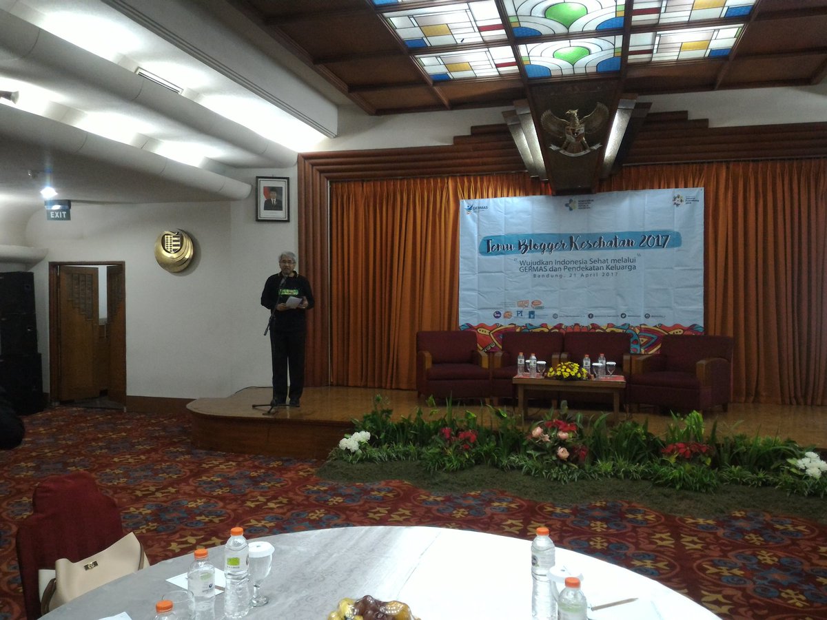 rizal_krniawan's tweet image. Sambutan dari bapak uus , perwakilan dinas kesehatan jawa barat. @KemenkesRI #dukunggermas #bloggerbdg