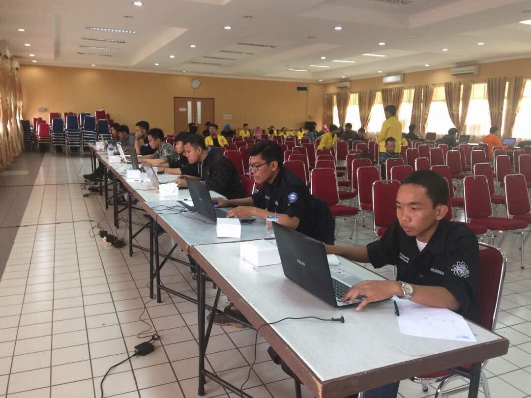 peserta sedang mengerjakan test phase 1 di Design Challange