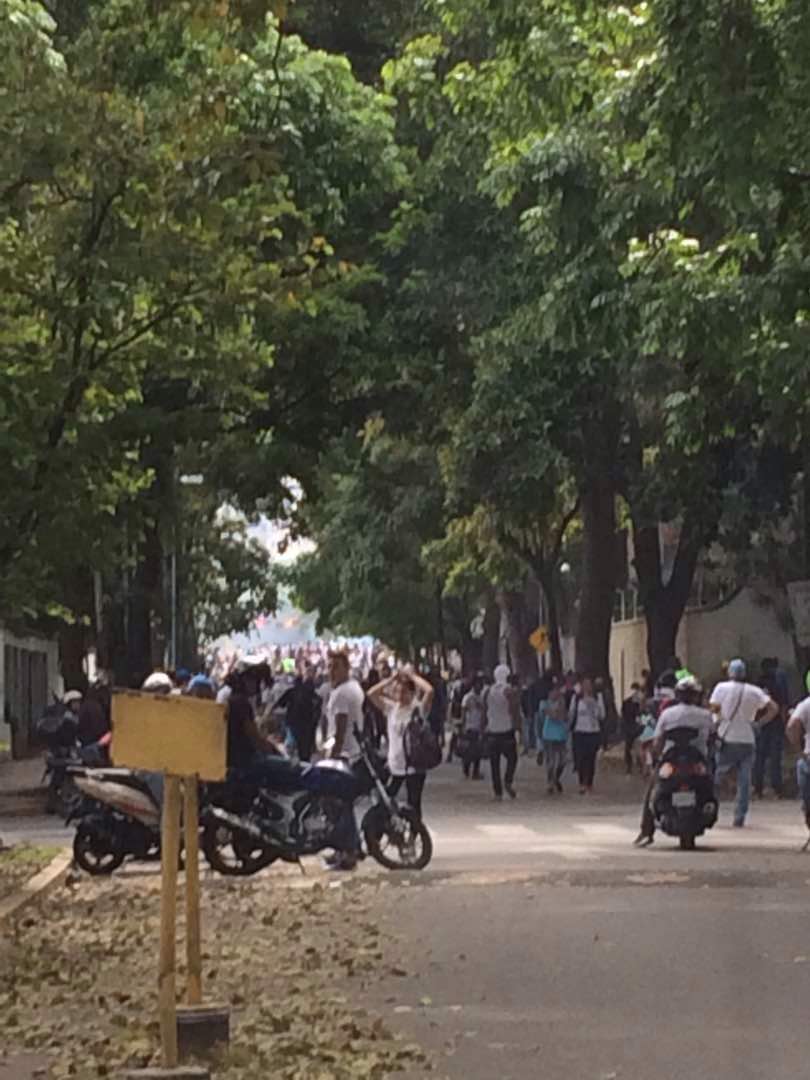 ElpulsoVzla's tweet photo. ¿un milagro? ¿un aviso? No sé, pero vean estás imagénes sin retocar ni nada. ¿Qué ve usted? https://t.co/O94lVe3Ais