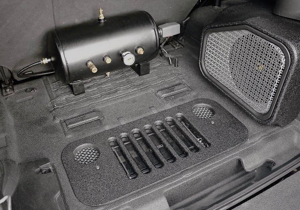 KICKERaudio's tweet photo. #ChiefJK features a custom amp rack and sub enclosure by @ssgcaraudio ! 🔊
A @kickeraudio 5 channel amp and 10" sub… https://t.co/Hrx7Glqb8P https://t.co/1lNdsPbILZ