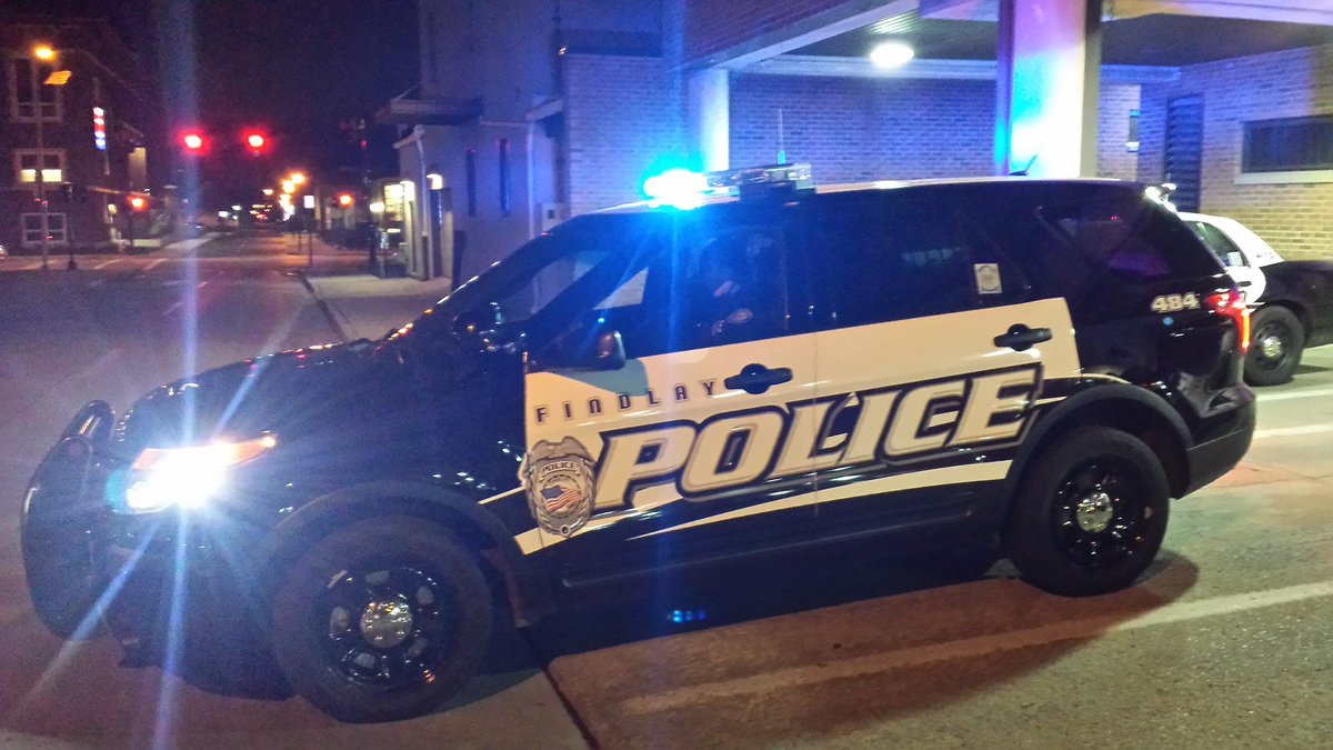 WTOL11Toledo's tweet image. Findlay police are searching for a subject who robbed a man at knife-point = buff.ly/2pJEqot