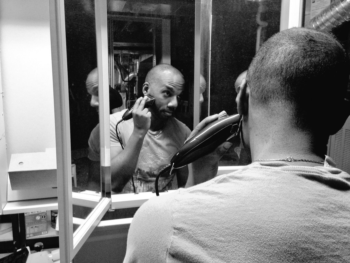 TheWisemenMusic's tweet photo. Getting all cleaned up for tonight's #FacebookLive show via @MiCasaRecords. Stay tuned! #HouseMusic #DeepHouse #ClassicHouse #StudioLife https://t.co/0vbOdK0crF