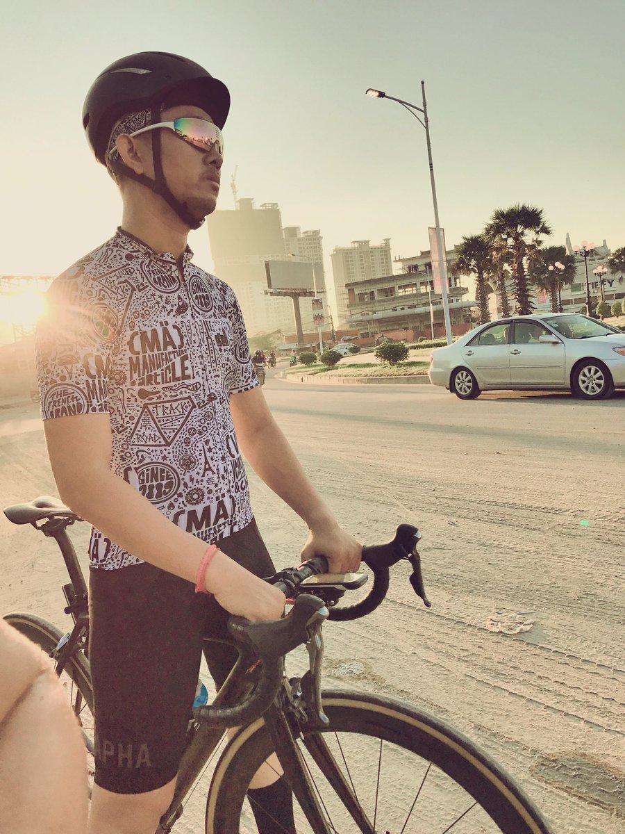 anping15's tweet photo. Who know ? #mavic #parisnice #raphaglasses #giroairattackshield #cannondaleblackinc #rideinstyle https://t.co/A6ApATtQLW