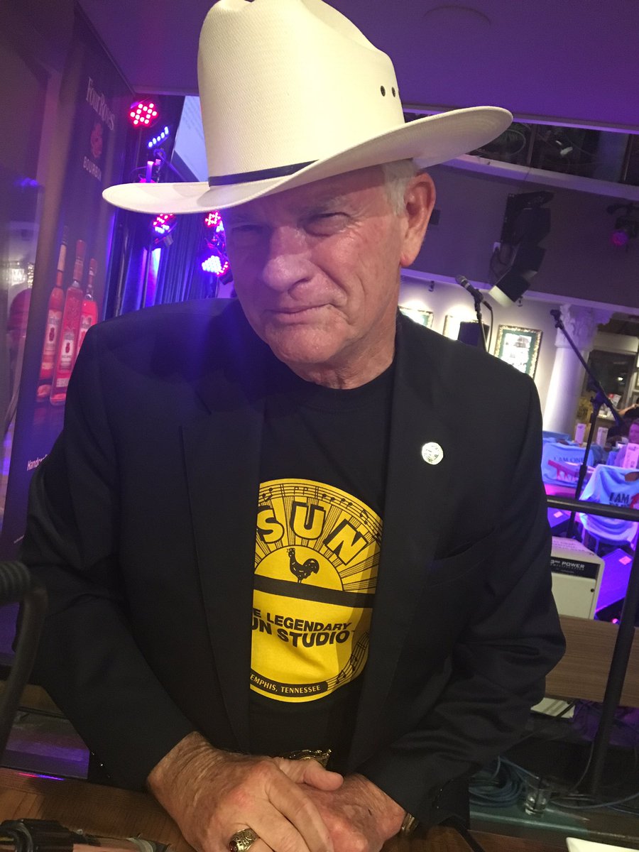 ilovememphis's tweet photo. Mayor Luttrell, ladies and gentlemen. He just performed Johnny Cash at the #LipSync901 party! https://t.co/yDRtGNA8k0