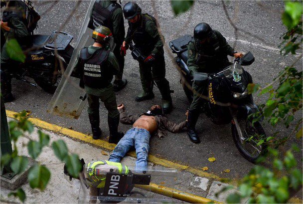 AnonymousVene10's tweet photo. ¡HOLOCAUSTO en VZLA!

NO, NO ES LA 2DA GUERRA MUNDIAL, es la VZLA ACTUAL, donde el PENSAR DISTINTO es el EQUIVALENTE a ser un JUDÍO de 1941. https://t.co/dFA92GV8PX