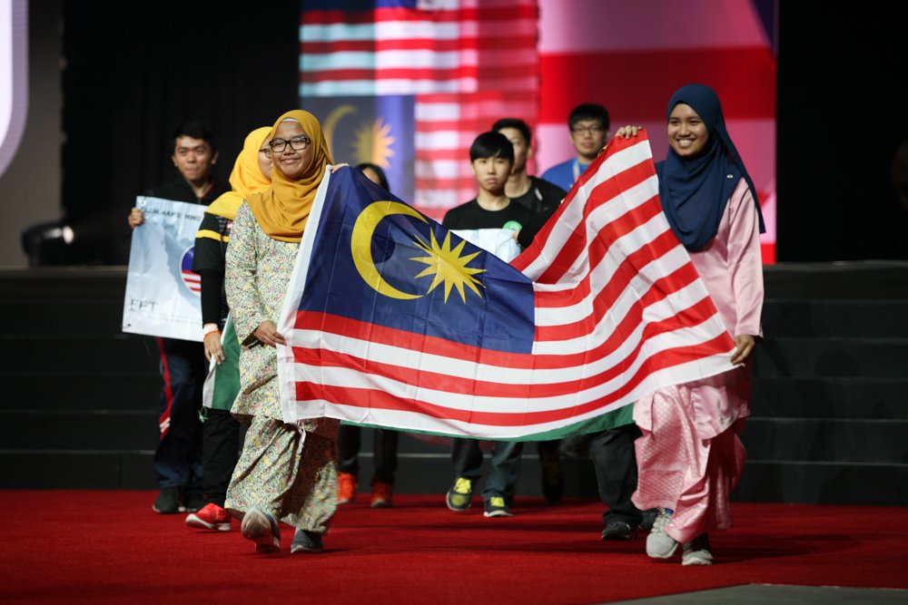 We hope everyone had a great #Day2 at #VEXworlds! Good luck competing tomorrow! #omgrobots #10year