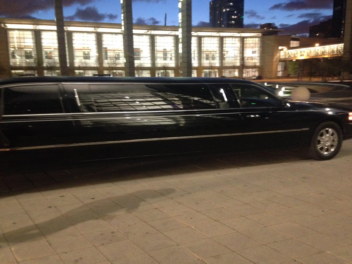 artefaktual's tweet photo. So, we took a limo to dinner tonight. I love this weird-ass city. #retailersummit #C2E2 https://t.co/XZUkMvtnbc