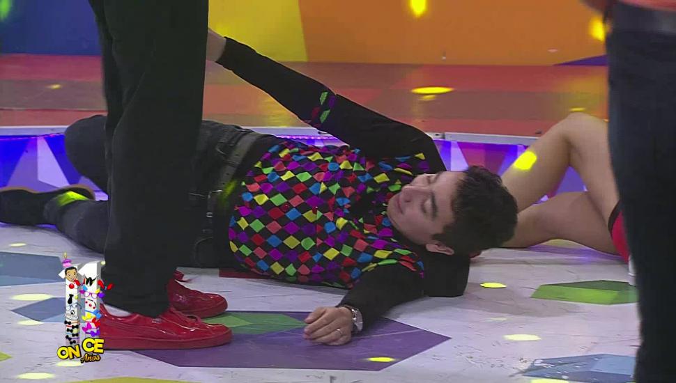 multimediostv's tweet photo. La caída de Tomato y Gabriela en el TomaReto 😖 #Acábatelo 

➡️ https://t.co/nVPHH4D9Tx https://t.co/VNONe5aJ3o