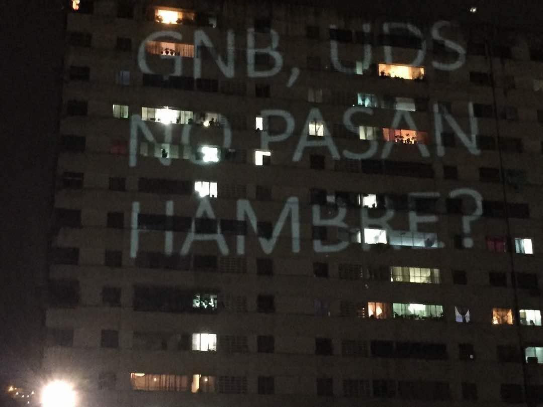 leonicharamonte's tweet photo. Proyectan en el Valle CCS "Maduro dictador" en las paredes de edificio ahora 20 de abril https://t.co/qbCR3TfFKn