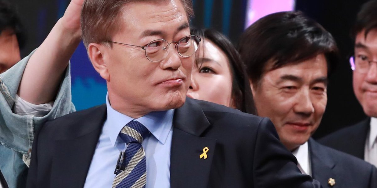 HuffPostKorea's tweet photo. 이명박·박근혜 정부가 북한에 더 많이 줬다는 문 후보의 발언은 사실일까?
 https://t.co/wHXliuHakz https://t.co/pTD4jnaeuw