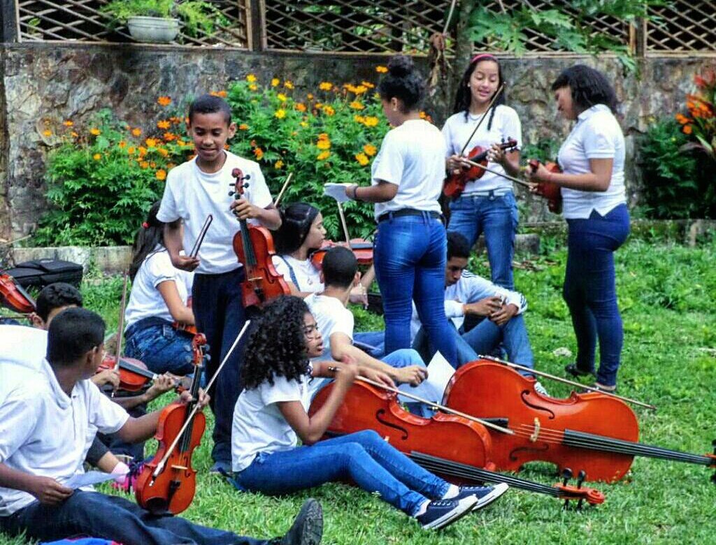 La música es el acto social de comunicación entre la gente, un gesto de amistad, el más fuerte que hay.