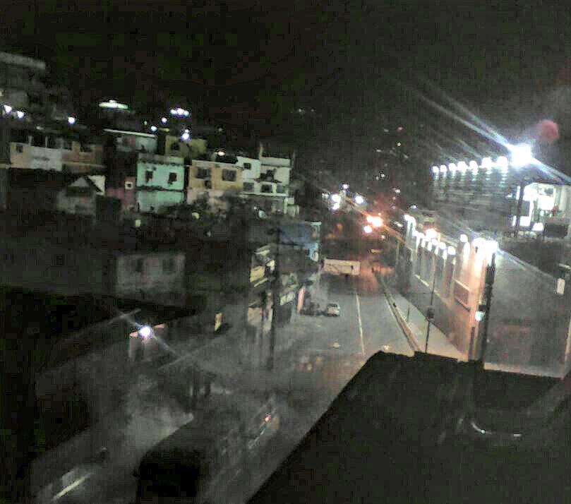 arbstaking's tweet photo. #20abr 10:00 pm Continuan las detonaciones y protestas en Petare, barrio 5 de julio #360mundo https://t.co/6hY24qIrs6
