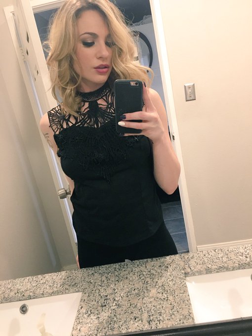 Quick snap on set for @Hustler 💞 https://t.co/CUJWW6pZmL<a class="tags" href="/tag/hustler">@hustler</a><a href="/tag/onmfc"class="tags"><span>#onmfc</span></a>