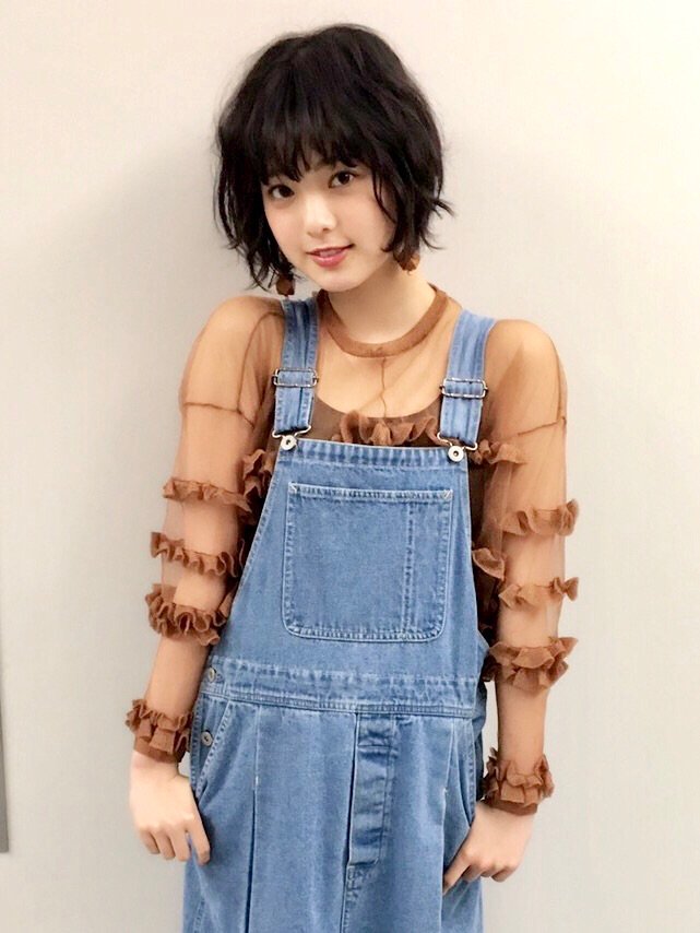 発売中の「mina」6月号に平手友梨奈の撮り下ろし写真が掲載されてい