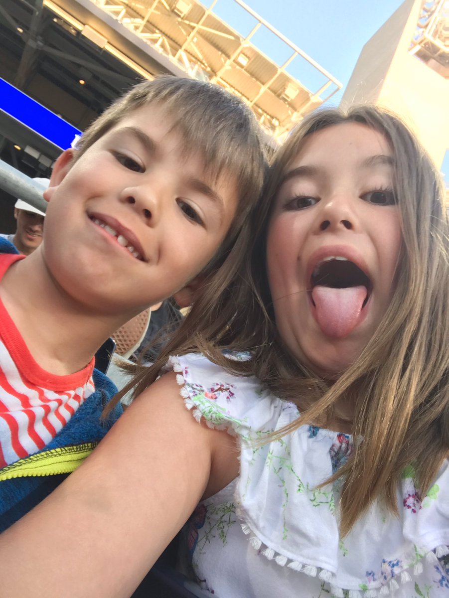 MonEscoto's tweet photo. Andamos Padres ⚾️  #baseball fans #sdinhd #easterweek #workrunvacationandrepeat #thing1thing2 https://t.co/JHTiNVo71N