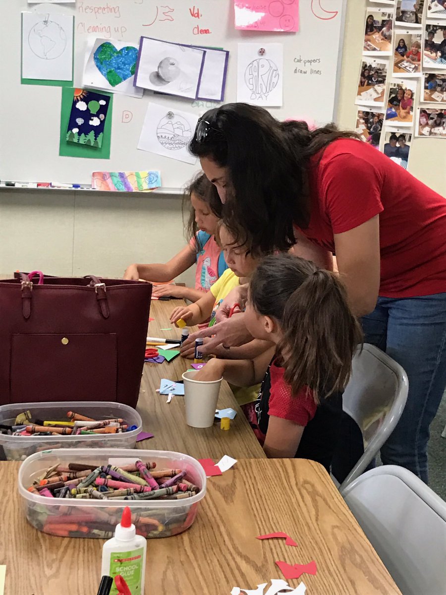 BHCoyotes's tweet photo. Lots of fun at Literacy Night here at Breeze Hill! https://t.co/jZHajOr2Gi