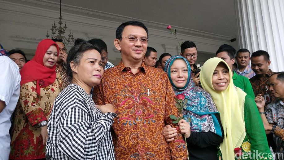 Bunga dan Tangis Warga Sambut Ahok di Balai Kota detik.id/6HDkvE