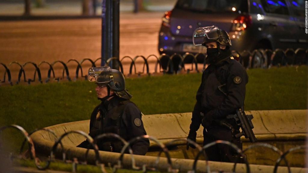 CNN's tweet image. How the Paris police shooting could shape the French presidential election cnn.it/2pKbPzt