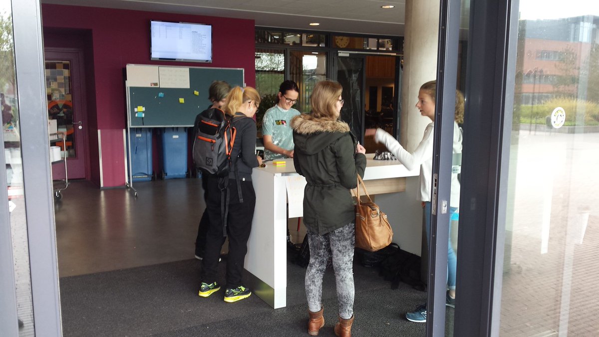 Bij binnenkomst vandaag op school voor iedereen een sticker om te laten zien dat we tegen pesten zijn #internationaldayofsilence