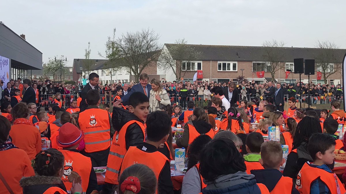 RickEversRoyal's tweet photo. Koning Willem-Alexander en koningin Máxima op basisschool de #Vijfmaster in Veghel voor 5de editie @Koningsspelen. @GemMeierijstad https://t.co/7zBkYrIaxz