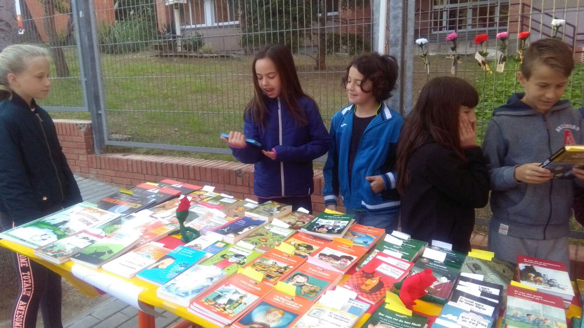 AMPA_ElsPins's tweet photo. La nostra parada de Sant Jordi, avui fins les 18h a l'Escola Els Pins #cornella #santjordi2017 https://t.co/SE8FUOTIKe
