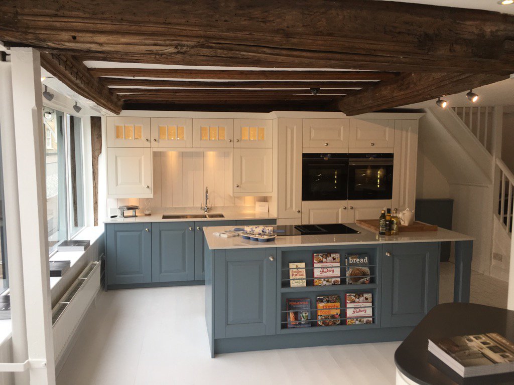 LaranzaUK's tweet photo. @Petersidwell this is your stunning Bedale working kitchen for the next two days! @LAKitchensUK @symphonygroup https://t.co/HcDPDDJ7gX