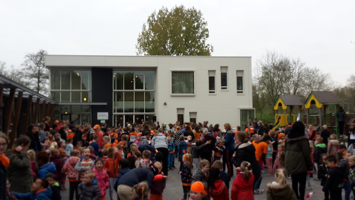 De Koningsspelen op <a href="/Elzeneindschool/">Elzeneindschool Oss</a> en <a href="/Sterrenschool_P/">Sterrensch Poolster</a> zijn van start gegaan! Natuurlijk met de spetterende dans!
