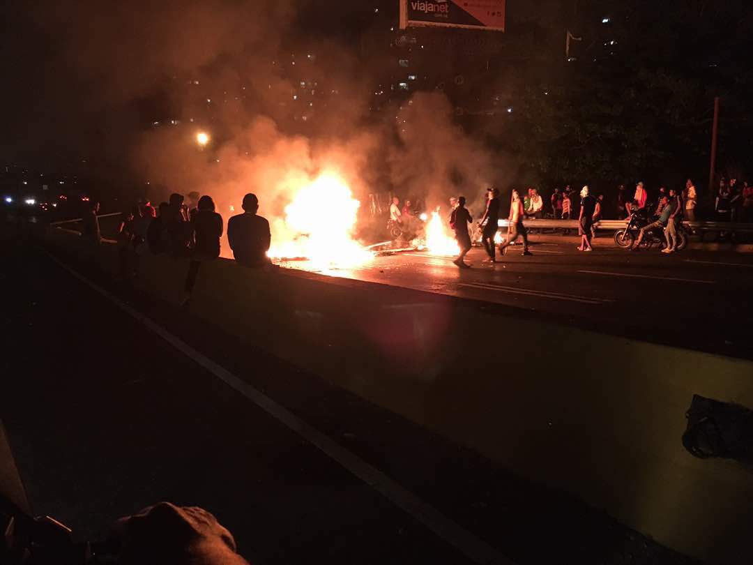 Emilio702's tweet photo. Esto es en el valle caracas hoy 11:00 de la noche 20/04/2017 https://t.co/dHZNNOkLbc