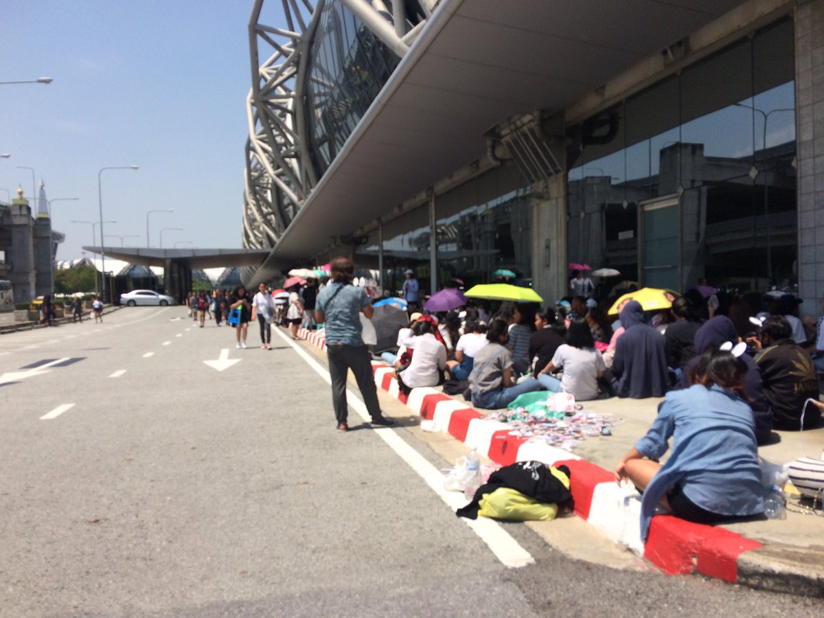Ashertae's tweet photo. บังทันไม่ควรบินไฟล์ทกลางวันอหหหหหห 😂😂😂#WelcomeBTStoThailand https://t.co/799EeAAcCU