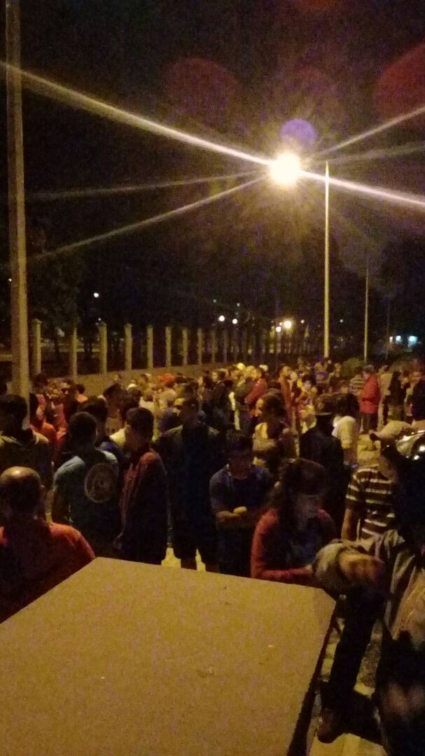 Vene_sos's tweet photo. ATENTOS: La gente que protestaba en El Valle (La 14, 3, 4 y la 7) trancaron la Autopista y quieren entrar a Fuerte Tiuna. 23:45 - @RubenShot https://t.co/FsppPZDdkl