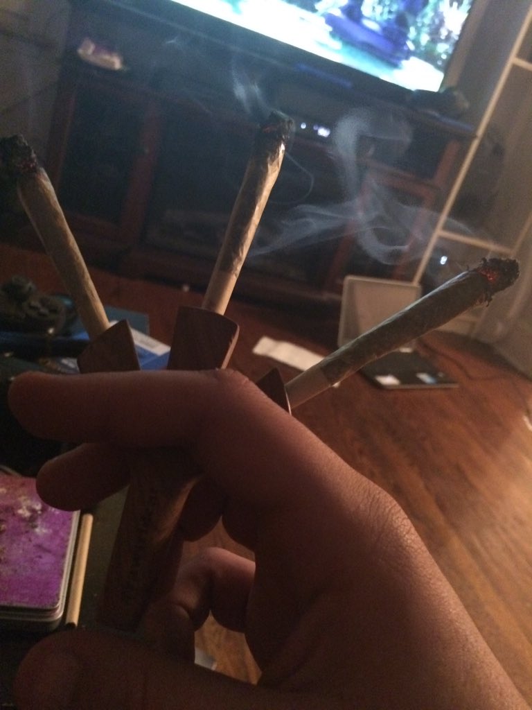yocolatesonly's tweet photo. Happy 4/20 #rawtrident https://t.co/KVAnY3XsQT