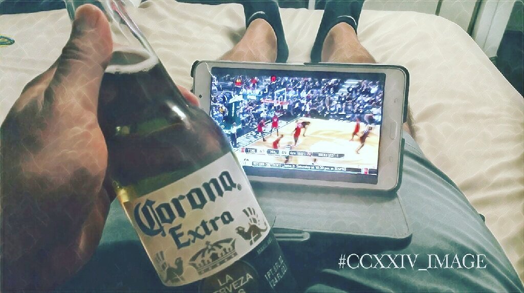 2wo2wentyfo4r's tweet photo. #FinallyHomeFromWork, #FeetKickedUp, #Crowned w/ @CoronaExtraUsa, #Catching up on the @Nba #Playoffs2017. #Relaxed #Cool'n #IDeserveIt https://t.co/c0036assAQ