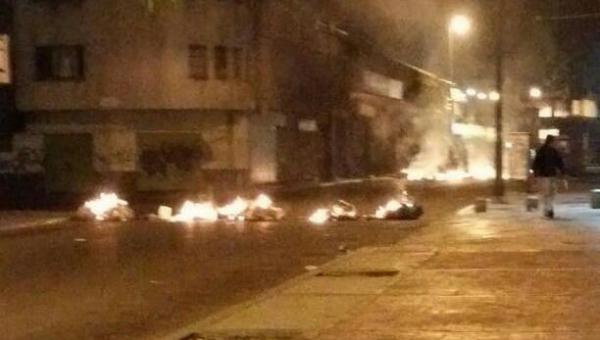 NTN24ve's tweet photo. Habitantes de El Valle, av. Victoria, La Urbina y Los Teques reportan fuerte represión la noche de este jueves https://t.co/iKQZRpWeOC https://t.co/tYvVIUuaUa