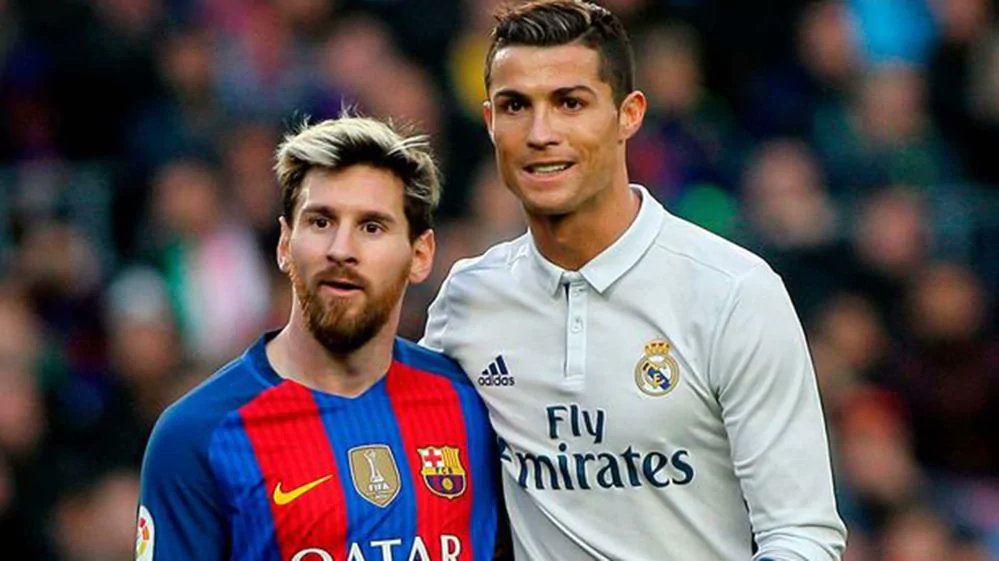 infobae's tweet photo. La polémica pintura que cubrió Barcelona: el apasionado beso entre Lionel Messi y Cristiano Ronaldo https://t.co/aUU8I1u9N0 https://t.co/OwxVeM0p46