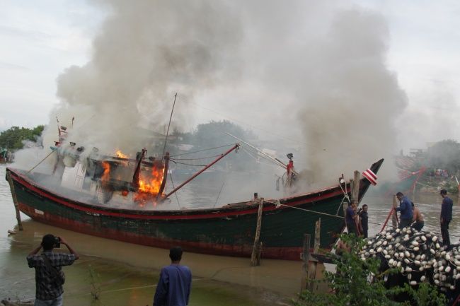 socialpatigeni's tweet photo. Kapal Pukat di Aceh Meledak, Tiga Nelayan jadi Korban https://t.co/dUpRTcnKjB #patigeni #JumatBerkah https://t.co/xo4Cwk4War