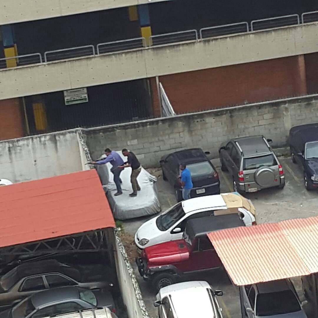 la_patilla's tweet photo. Paramilitares de paz y amor ingresaron a residencias en Maracay y dispararon (FOTOS + VIDEO) https://t.co/9em3KqYw4p https://t.co/nlPalKUwSz