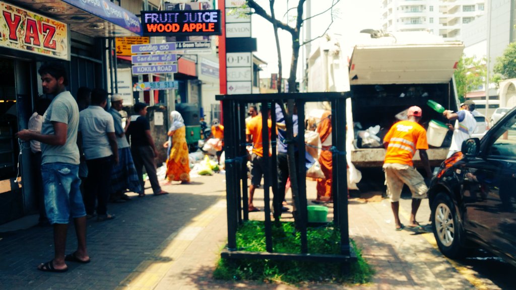 Muflih619's tweet photo. The happiest people today 😂😂
#wellawatta #smiles #happyfaces #colombakunu #meethotamulla #garbage #Garbagedump #LKA https://t.co/anPtkTUn5m