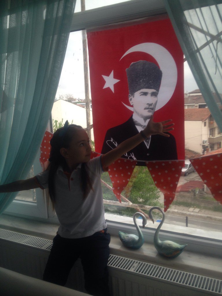 hotm_83's tweet photo. @KucukkayaIsmail kızım Nehir Kılıçarslan tam bir ATATÜRK aşığı https://t.co/5kK4Q546qP