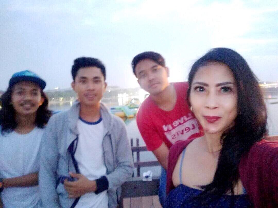 RasyidGerlio's tweet photo. HyGoodPeoplle✌️ #fridayMorning #selamatHariRayaKartini #SelaluBersyukur 😇....#ENJOY✌️ https://t.co/QOfw9QX4Yk