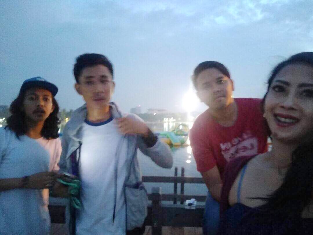 RasyidGerlio's tweet photo. HyGoodPeoplle✌️ #fridayMorning #selamatHariRayaKartini #SelaluBersyukur 😇....#ENJOY✌️ https://t.co/QOfw9QX4Yk