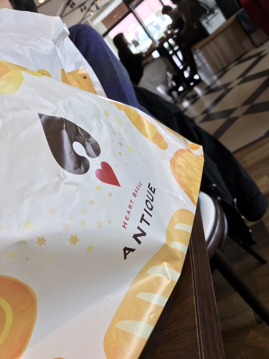 nanka_good's tweet photo. 友人とパン屋・初のアンティーク、最近テレビにでたとかで混み混み…１５時過ぎて駐車場もイートインも空いたよ🍞
#愛甲石田 #アンティーク #ANTIQUE #伊勢原店 #lunch #Friends  #changewithme https://t.co/HWTKRdw4Mh